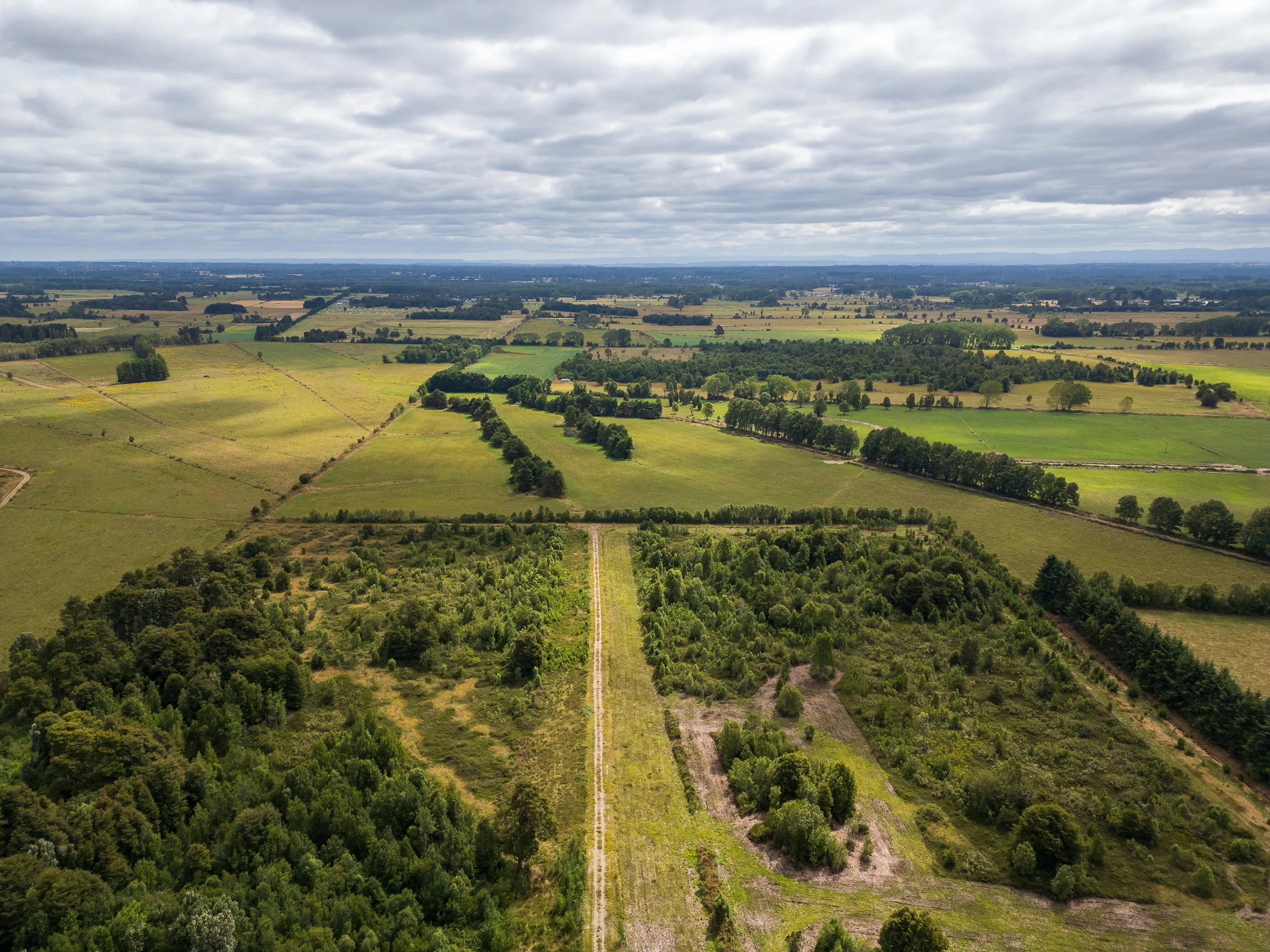Mirador del lago con volcanes al fondo