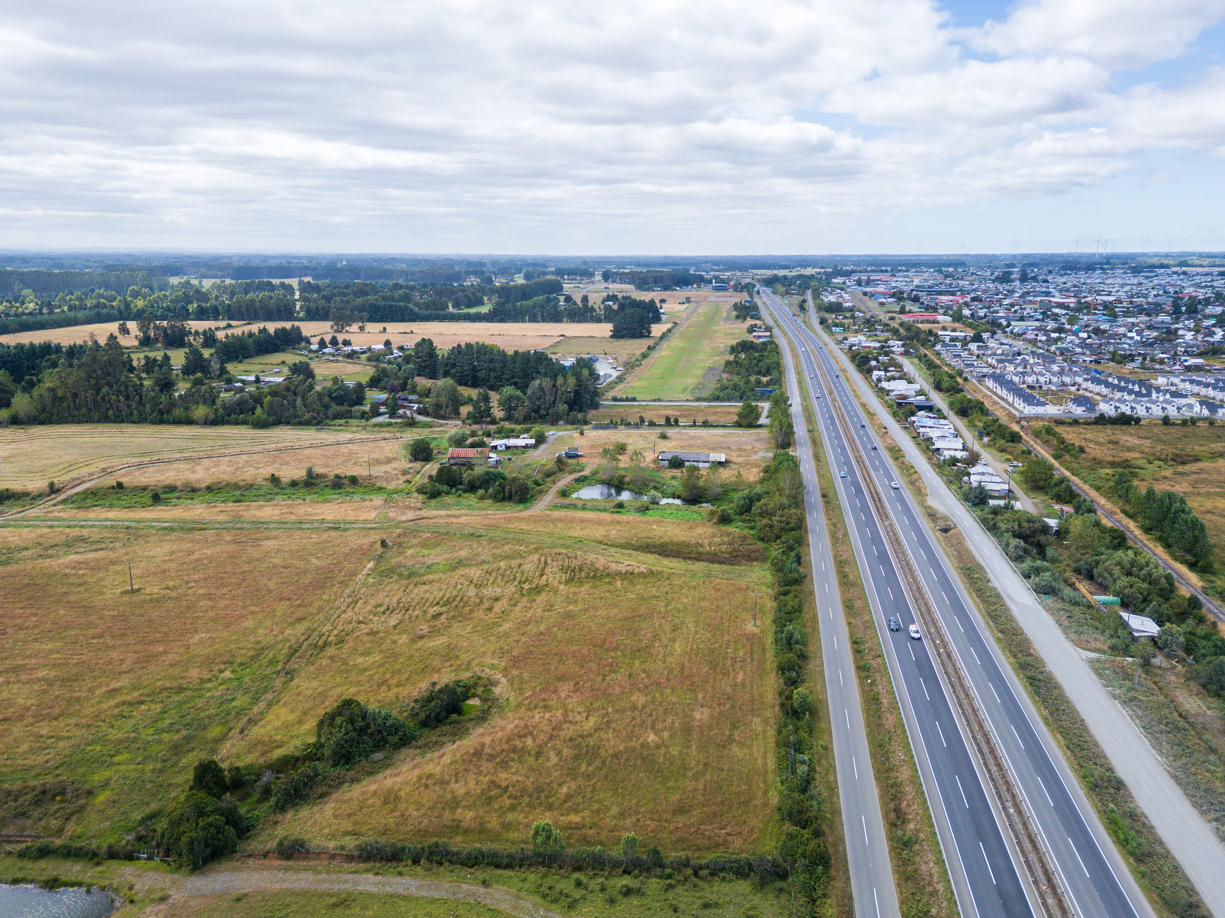 Vista aérea de camino rural entre bosque